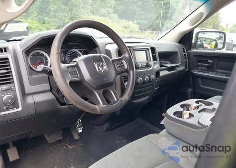 2018 Ram 1500 Express 4X4 6'4 Box z USA, uszkodzony, nr VIN 1C6RR7FG3JS173051